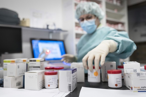 Eine Mitarbeiterin der Apotheke Weissenau, die Apotheke des Spitals Interlaken, richtet Medikamentn-Blister fuer die Patienten verschiedener Abteilungen, fotografiert am Freitag, 10. Februar 2023 in I ...
