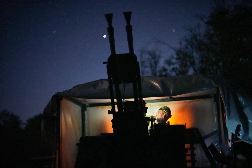 Un camion de la défense antiaérienne ukrainienne équipé d’un canon antiaérien bitube de 23 mm, en position d’alerte.