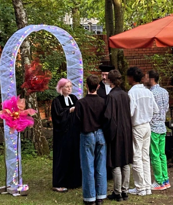 Quatre hommes mariés dans un mariage polyamoureux? C&#039;est arrivé à Berlin.