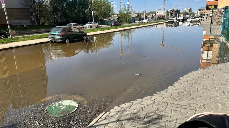 Les ordures envahissent les rues de la ville d'Engels, en Russie. Le réseau d'égouts de cette ville de 200 000 habitants est débordé.