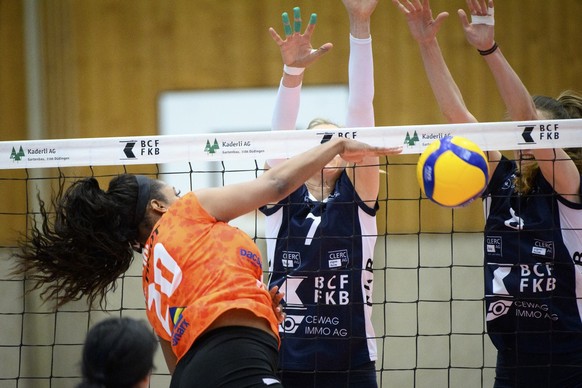 La neuchateloise Kyra Holt, gauche, en action contre la fribourgeoise Trin Noer Kjelstrup, centre, et la fribourgeoise Samira Sulser, droite, lors du 4eme match de la final de playoff du championnat S ...