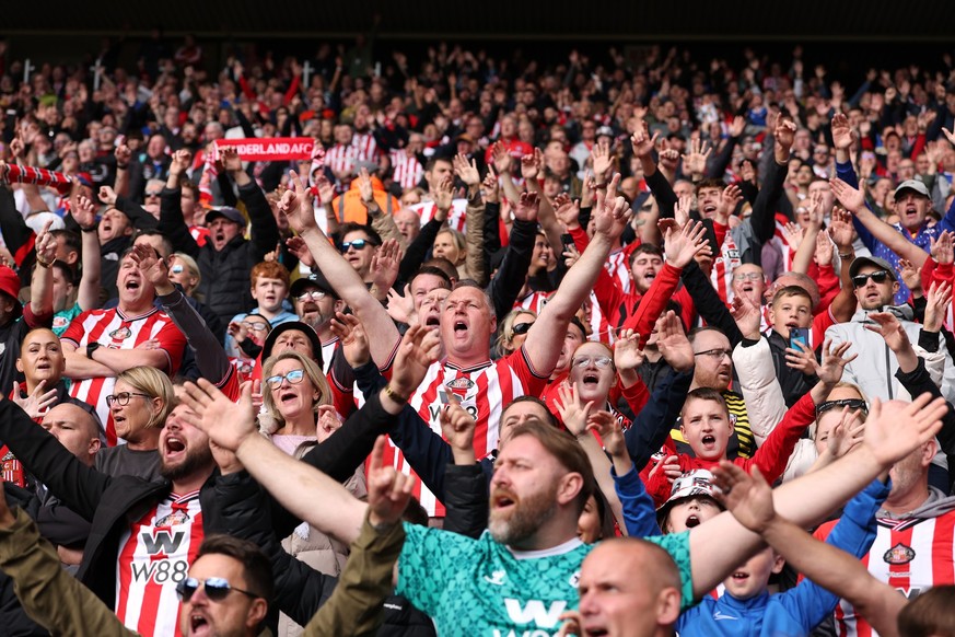 SUNDERLAND, ENGLAND - SEPTEMBER 21: Sunderland fans sing during the Premier League match between Sunderland and Aston Villa at Stadium of Light on September 21, 2025 in Sunderland, England. (Photo by  ...