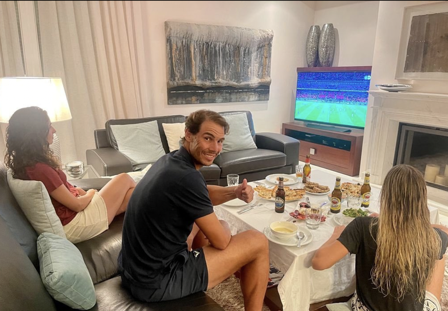 Rafael Nadal avec son épouse et sa sœur devant un match de foot: elle est pas belle, cette vie?