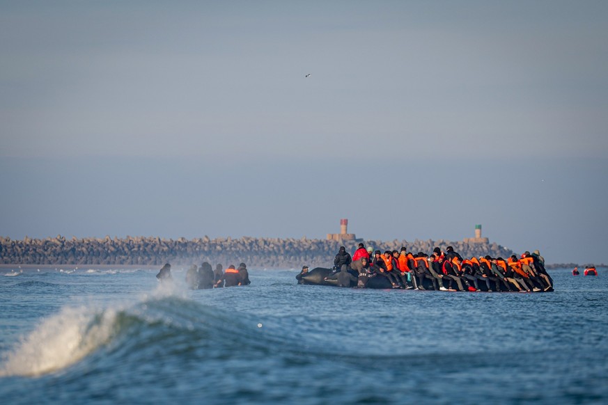epa12409622 Migrants wait onboard an inflatable boat during an attempt to cross the English Channel, off the beach of Gravelines, northern France, 27 September 2025. EPA/FADEL DAWOD