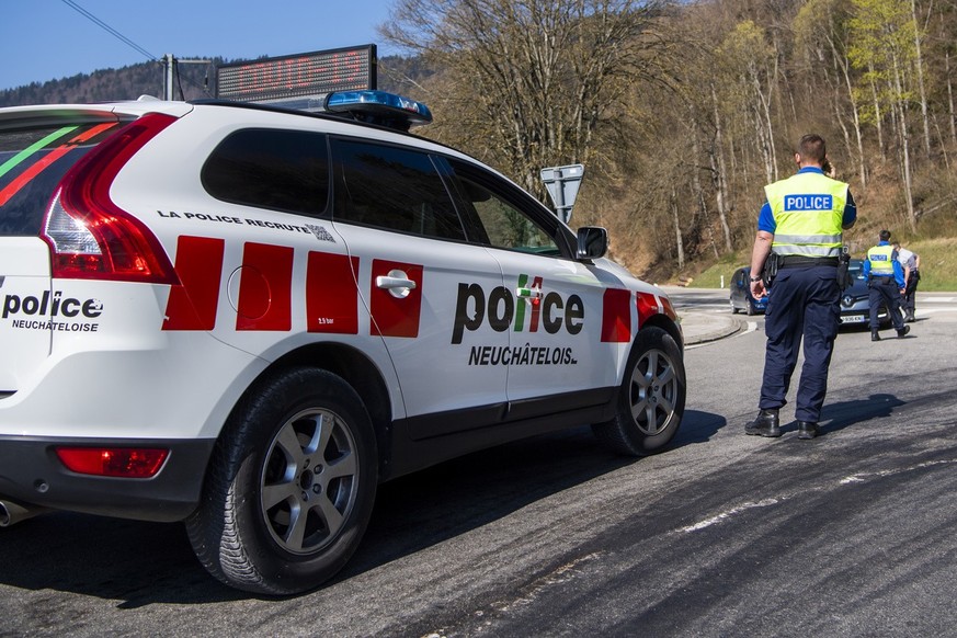Des policiers de la police cantonale du canton de Neuchatel controlent les vehicules en direction du Creux-du-Van lors de la pandemie de Coronavirus (Covid-19) a l&#039;occasion du week-end de Paques  ...