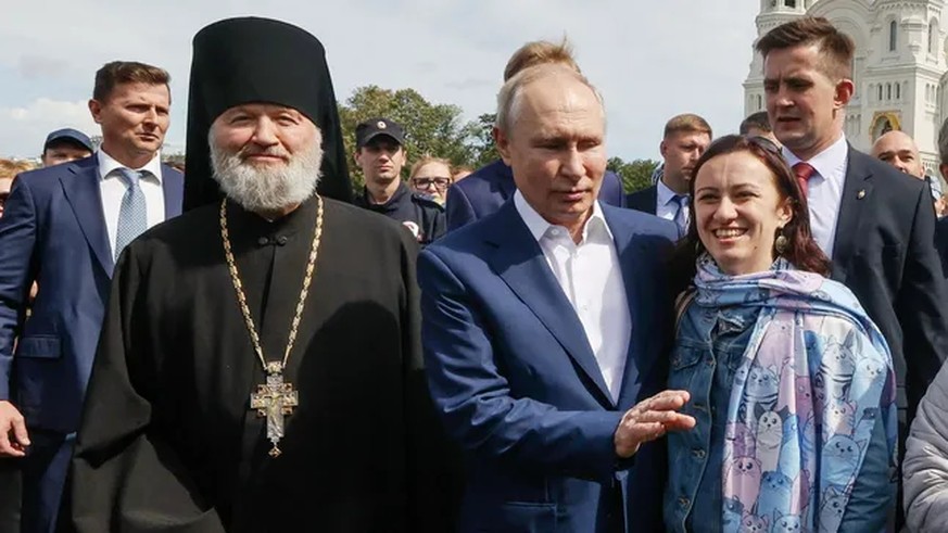 Poutine avec des partisans à Saint-Pétersbourg: à gauche le patriarche orthodoxe Cyril I, à droite Ksenia Choïgou, la fille du controversé ministre de la Défense de Poutine.