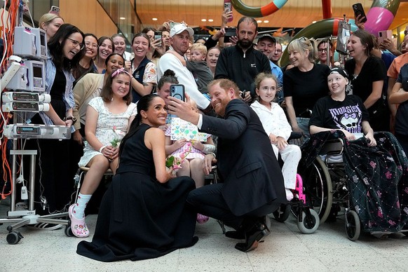 MELBOURNE, AUSTRALIA - APRIL 14: Meghan, Duchess of Sussex and Prince Harry, Duke of Sussex pose for a selfie with children and their families during a visit to the Royal Children’s Hospital on April  ...