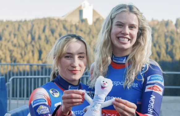 Sophia Kirkby (à gauche) et sa coéquipière Chevonne Forgan en luge double.