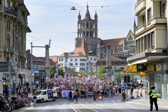 Women take part to a demonstration as part of a day of women's strike action ahead of the upcoming Evian G7 summit, in Lausanne, Switzerland, Saturday, June 13, 2026. (KEYSTONE/Jean-Christophe Bo ...