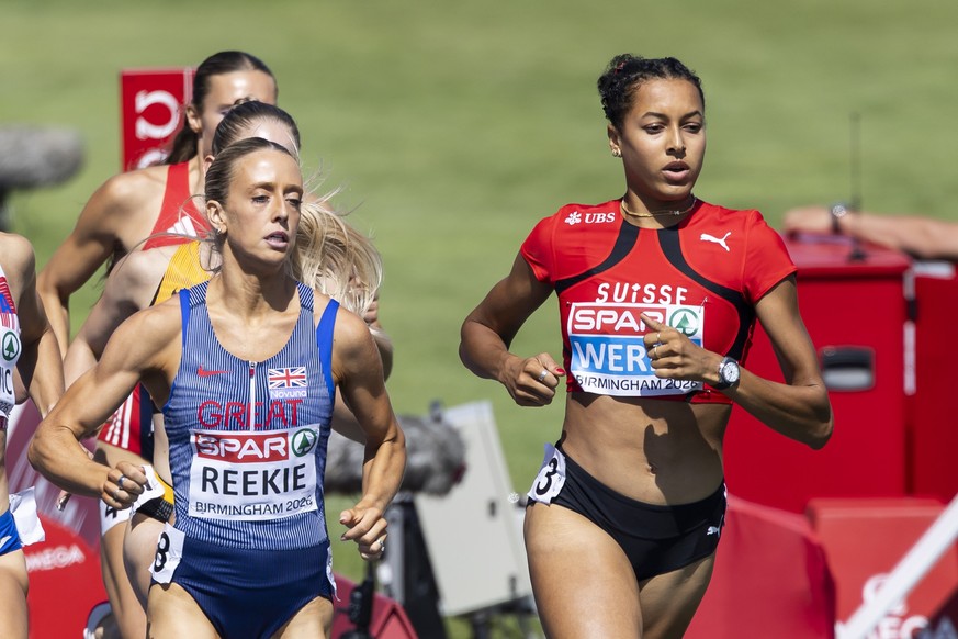 Audrey Werro, right, of Switzerland in action during the women's 800 meters qualification at the European Athletics Championships, in the Alexander Stadium, Birmingham, United Kingdom, Tuesday, A ...