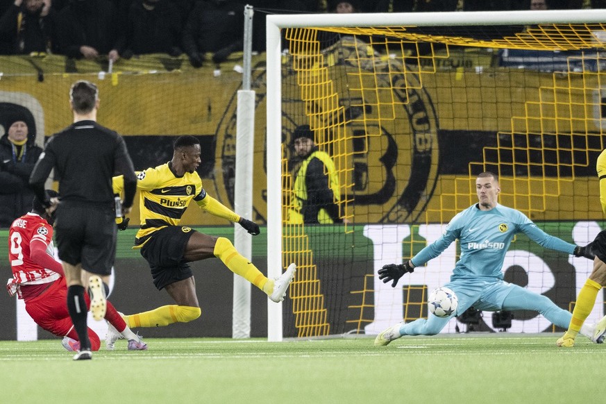 YB&#039;s Goalkeeper Anthony Racioppi, right, and Belgrade&#039;s Cherif Ndiaye fight for the ball during the Champions League group G soccer match between Switzerland&#039;s BSC Young Boys and Serbia ...