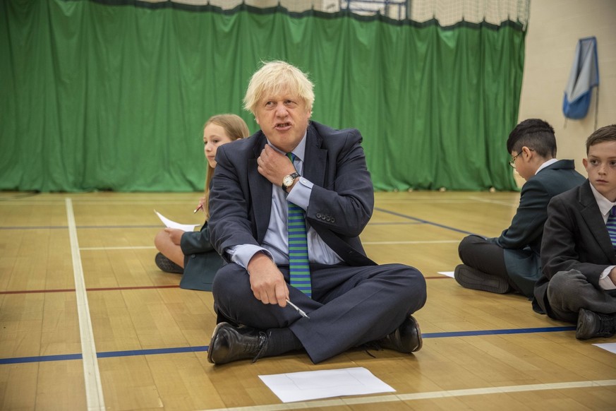 News Bilder des Tages . 26/08/2020. Coalville, United Kingdom. UK Prime Minister Boris Johnson during a visit to Castle Rock School in Coalville, East Midlands, United Kingdom, on the pupils first day ...