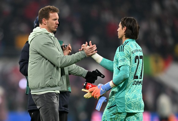 20.01.2023, Sachsen, Leipzig: Fu�ball, Bundesliga, RB Leipzig - FC Bayern M�nchen, 16. Spieltag, Red Bull Arena. M�nchens Trainer Julian Nagelsmann (l) bedankt sich nach dem Spiel bei Torwart Yann Som ...