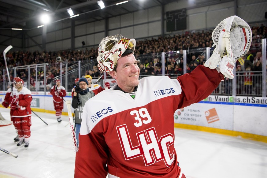 Le gardien lausannois Cristobal Huet, fete la fin de sa carriere avec les supporters lausannois lors de la derniere rencontre du tour de placement du championnat suisse de hockey sur glace de National ...
