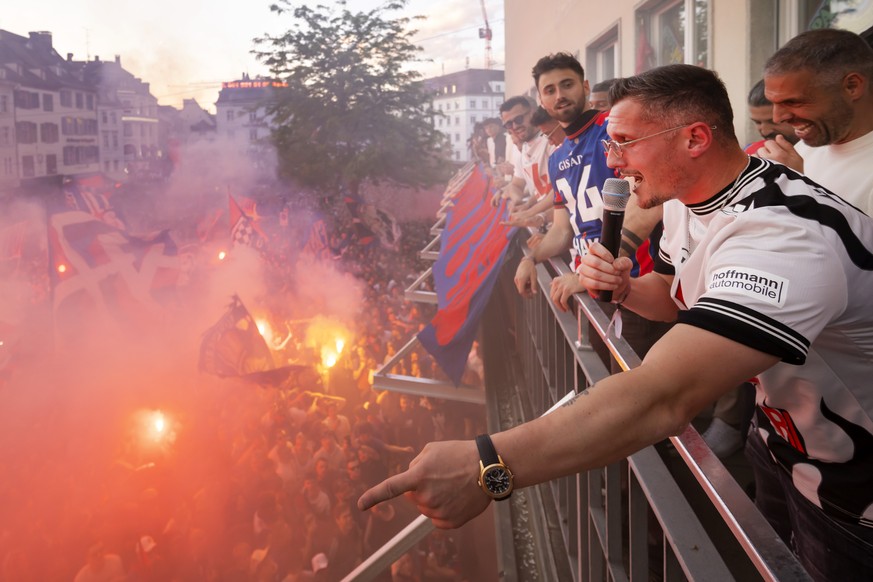 Taulant Xhaka des FC Basel 1893 heizt die Fans auf, auf dem Balkon des Restaurants PapaJoe&#039;s bei einer spontanen Meisterfeier, auf dem Barfuesserplatz in Basel am Sonntag, 11. Mai 2025. (KEYSTONE ...