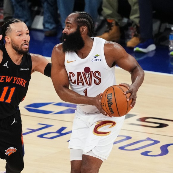 James Harden (à dr., face à Jalen Brunson) a eu quelques ennuis avec les autorités.