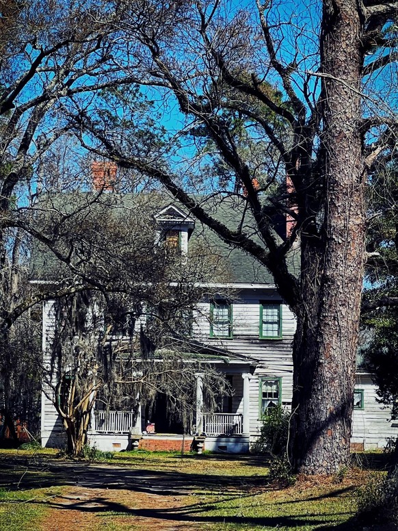 La maison, située au 405 Canetuck Road, dans le comté de Pender, se trouve non loin de celui de l'incident de Tyler Long.