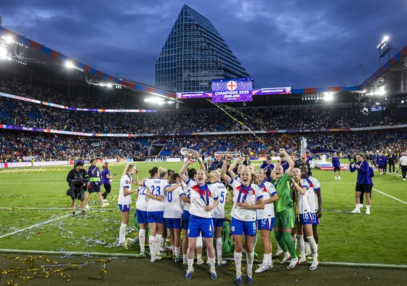 epa12266825 Players of England celebrate with their supporters after winning the UEFA Women&#039;s EURO 2025 final soccer match between England and Spain, in Basel, Switzerland, 27 July 2025. EPA/MICH ...