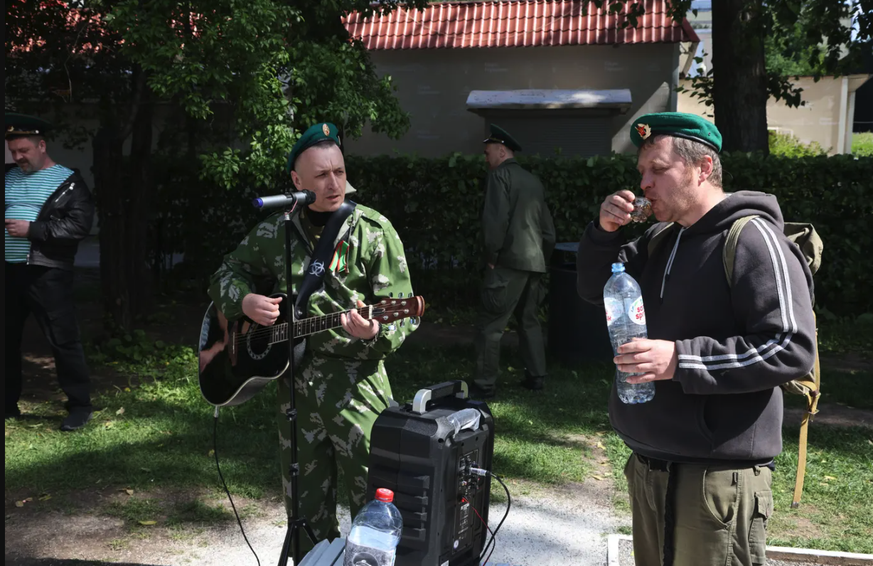 Des vétérans de guerre russes à Moscou: la bouteille de vodka n'est pas loin.