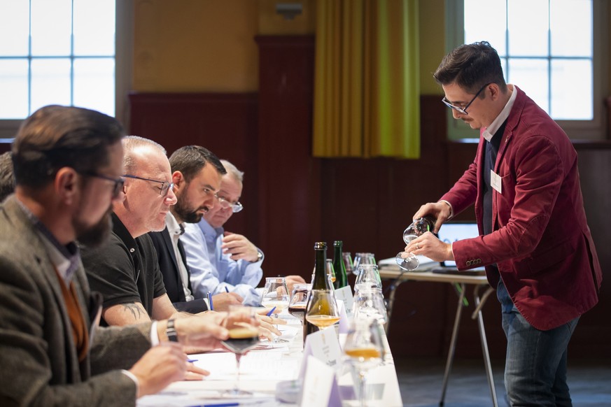 Giuliano Genoni, neuer Schweizer Meister der Bier-Sommeliers, schenkt den Jurymitgliedern Bier ein, bei der Schweizer Meisterschaft der Bier-Sommeliers, am Samstag, 20. November 2021, im Bierhuebeli i ...