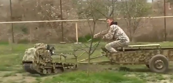 Une sorte de tondeuse à gazon à l&#039;avant et une remorque à l&#039;arrière : la nouvelle invention pour l&#039;armée russe.