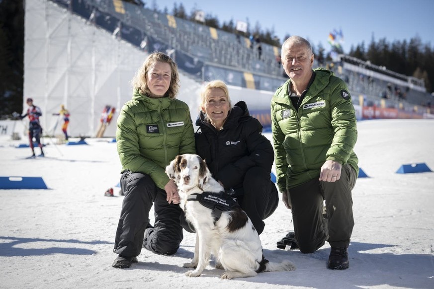 Molly et sa propriétaire Joanna Sjöö (au centre), avec deux responsables de la Biathlon Integrity Unit, Linn Gustaffson et Jeremy Hope.