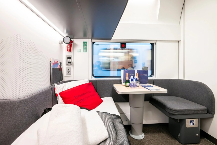 Aperçu d'un compartiment couchette privé dans le nouveau Nightjet avec sièges.