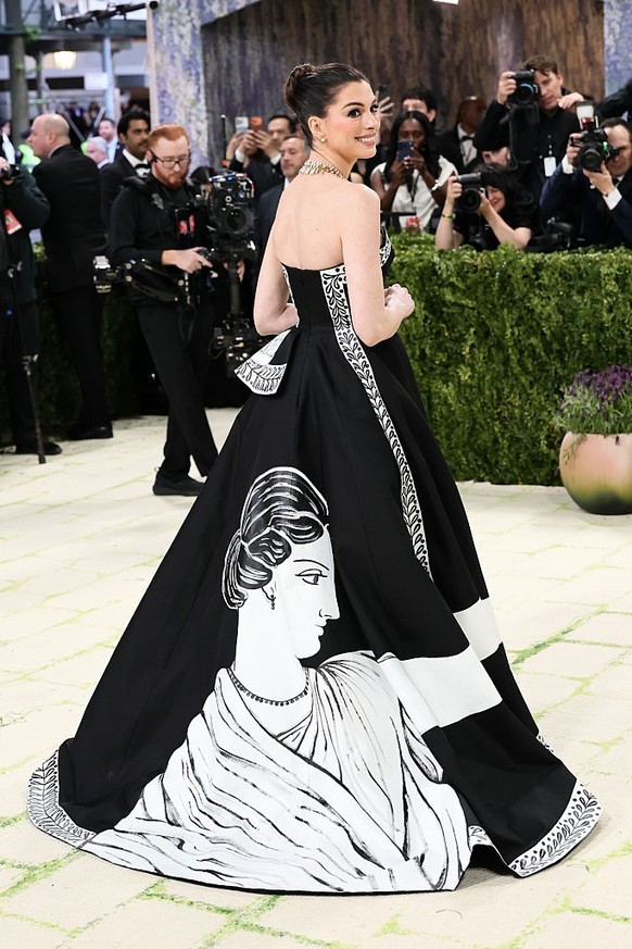 NEW YORK, NEW YORK - MAY 04: Anne Hathaway attends the 2026 Met Gala celebrating "Costume Art" at the Metropolitan Museum of Art on May 04, 2026 in New York City. (Photo by Theo Wargo/FilmMa ...