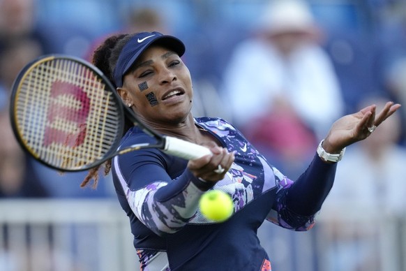 Serena Williams a aussi parfois collé deux petits bouts de ruban adhésif au lieu d'un seul grand.