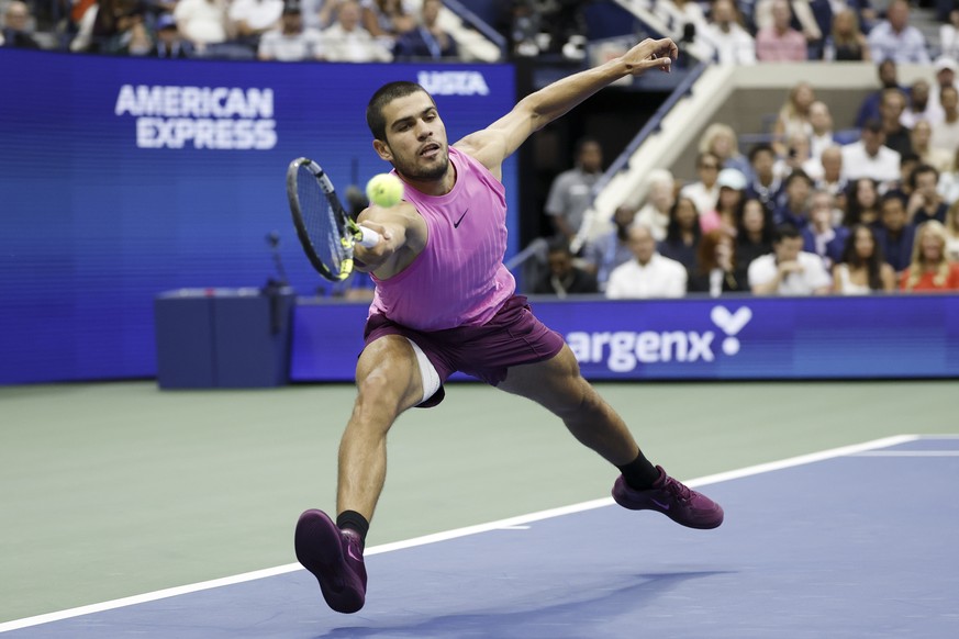 epa12360753 Carlos Alcaraz of Spain in action against Jannik Sinner of Italy during the mens singles final of the US Open Tennis Championships at the USTA Billie Jean King National Tennis Center in F ...