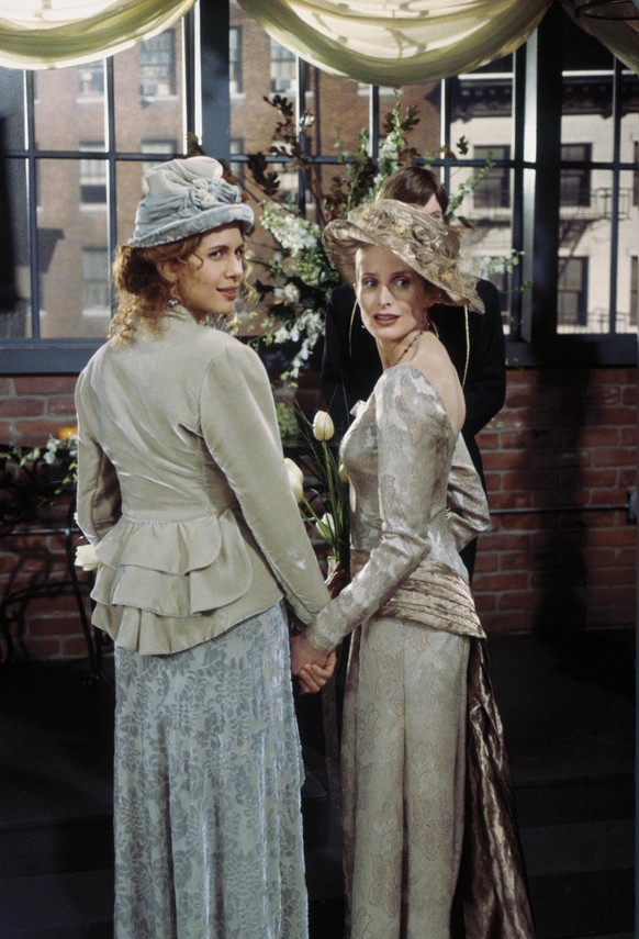 Jessica Hecht and Jane Sibbett in Friends (1994)
