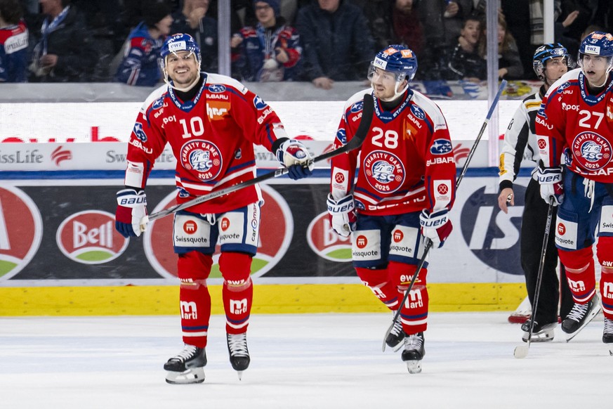 Sven Andrighetto (ZSC) jubelt nach seinem Tor zum 2:1 mit seinem Teamkollegen im Spiel der Eishockey National League zwischen den ZSC Lions, ZSC, und den SCL Tigers, SCL, am Samstag, 29. November 2025 ...