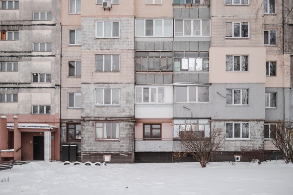 10 février 2026, Brovary, Ukraine. Façade d'une « brezhnevka », immeuble d'habitation en panneaux de béton préfabriqués typique de l'ère Brejnev. Ces structures, conçues pour loger mass ...