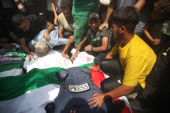 GAZA CITY, GAZA - AUGUST 11: Relatives and colleagues of the Al Jazeera correspondents Anas al-Sharif and Mohamed Qraiqea, photojournalists Ibrahim Dahir and Moumin Alaywa, and assistant photojournali ...