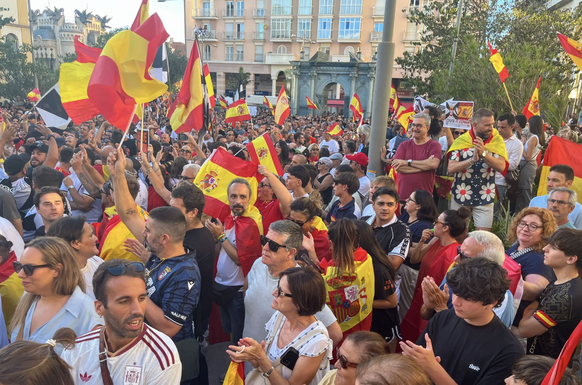 Des centaines d'Espagnols manifestent à Ceuta en brandissant des drapeaux nationaux.