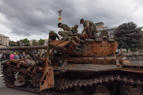 epa10130451 Ukrainian soldiers on a Russian tank that was destroyed in fights with the Ukrainian army, displayed on Khreshchatyk street, in downtown Kyiv, ahead of the &#039;Independence Day&#039;, Uk ...