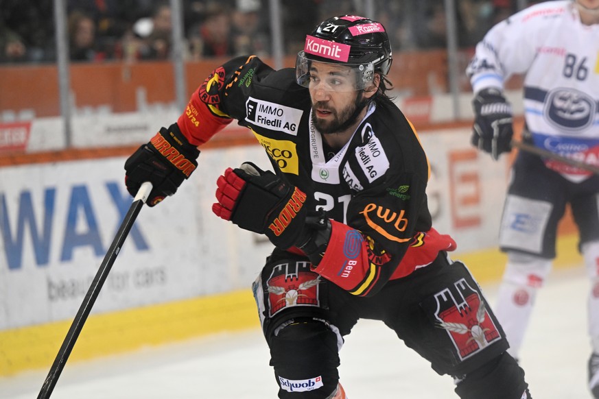 Berns Simon Moser im Qualifikations - Spiel der National League zwischen dem SC Bern und dem HC Ambri-Piotta, am Samstag 17. Februar 2024, in der Postfinance Arena in Bern. (KEYSTONE /Marcel Bieri)