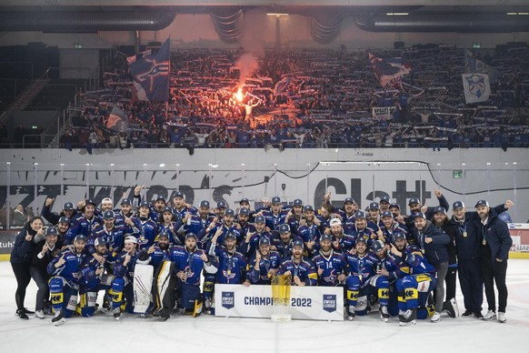 Die Spieler von Kloten jubeln mit dem Pokal nach ihrem Sieg im fuenften Eishockey Playoff-Finalspiel der Swiss League zwischen den EHC Kloten und dem EHC Olten am Mittwoch 20. April 2022, in der stimo ...