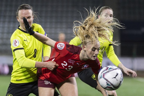 Swiss Alisha Lehmann, right, fights for the ball with Czech Republic&#039;s Jana Petrikova during the UEFA Women&#039;s Euro 2022 play-off 2nd leg qualification match between Switzerland and the Czech ...