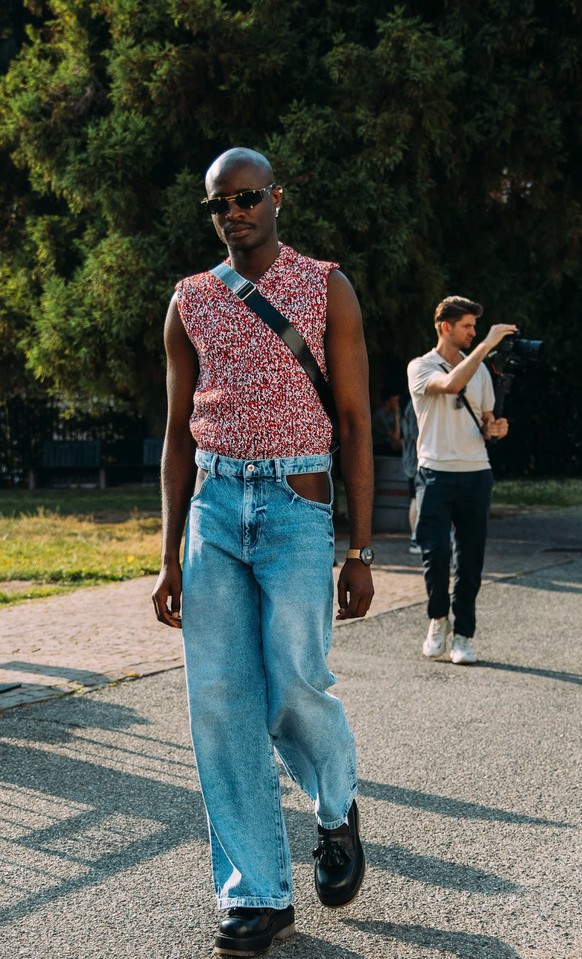 Ces photos prises à la Fashion week de Milan montrent comment le pantalon baggy peut-être porté.