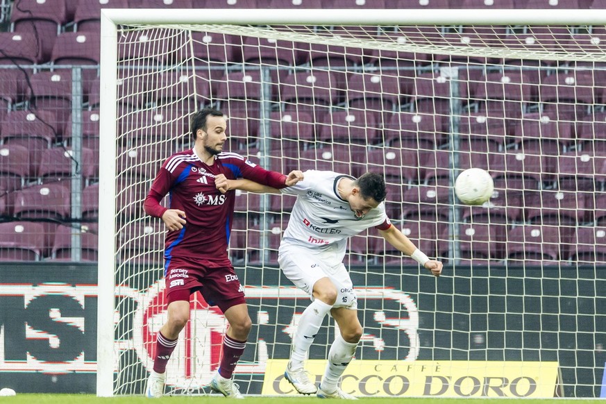 Jeremy Guillemenot (SFC), left, fights for the ball with Remo Arnold (FCW), right, during the Super League Championship Group soccer match of Swiss Championship between Servette FC, SFC, and Winterthu ...