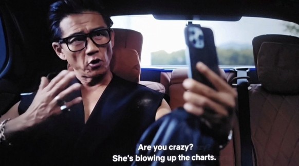 Philippe Lee portait un hanbok revisité dans cette scène.