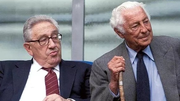 L’ancien secrétaire d’Etat américain, Henry Kissinger (à gauche) et le patron de Fiat, Gianni Agnelli étaient amis. Agnelli a convaincu Kissinger de prendre son petit-fils comme stagiaire.