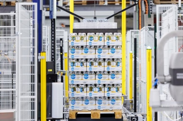 Un robot enveloppe une palette de film plastique.