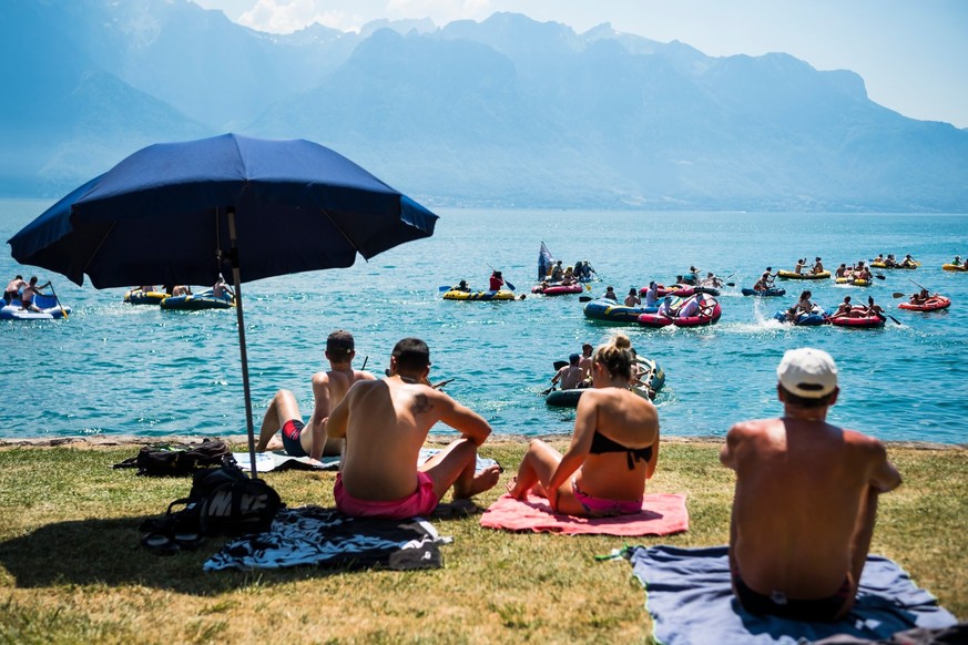 La plage de la Maladaire, lors d&#039;un événement spécial, une course de bateaux pneumatiques.