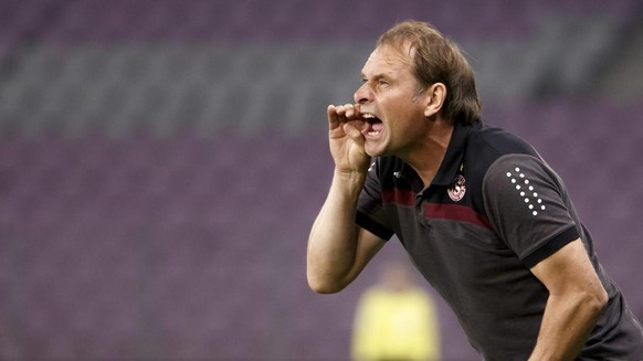 Alain Geiger, coach of Servette FC, talks to his players, during the Challenge League soccer match of Swiss Championship between Servette FC and FC Lausanne-Sport, at the Stade de Geneve stadium, in G ...