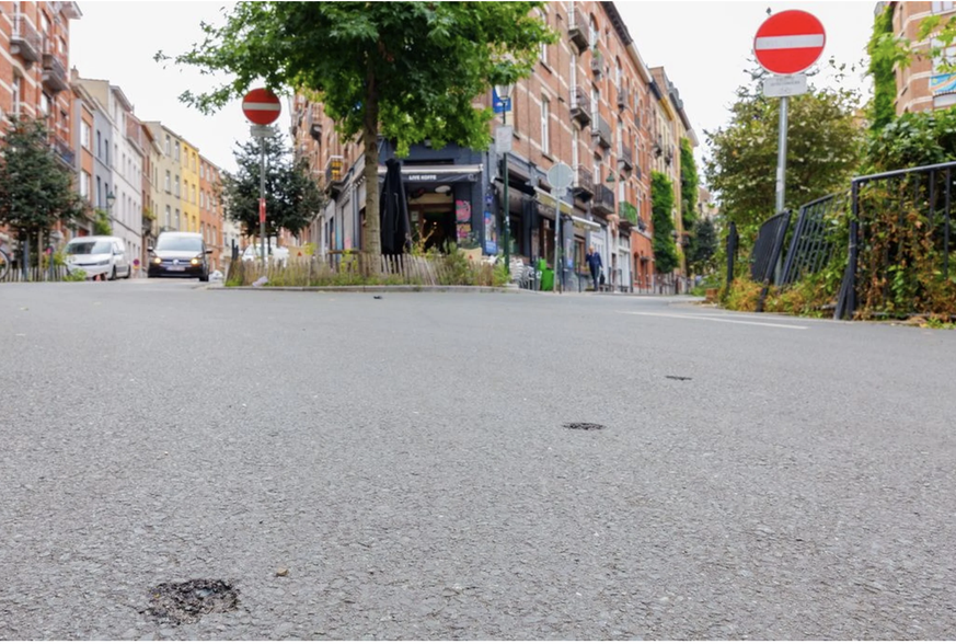 En face le café; à droite, le parc accaparé par les dealers: les impacts de balles dans l'asphalte témoignent des fusillades.