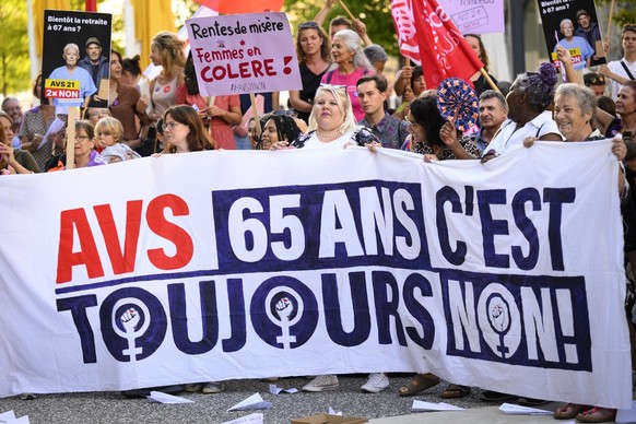 Des personnes brandissent des pancartes lors d&#039;une manifestation contre AVS 21 et contre l?augmentation de la TVA en marge d&#039;une conference d&#039;Alain Berset sur AVS21 ce lundi 5 septembre ...