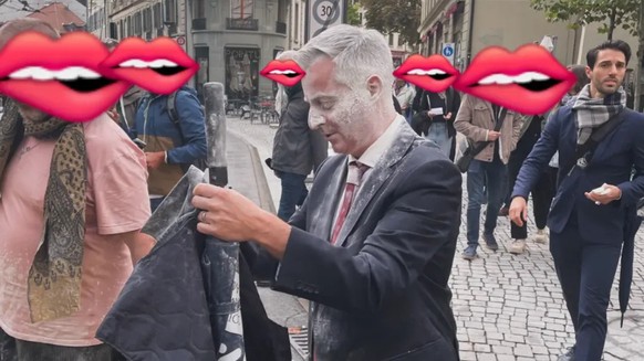 Le municipal Pierre-Antoine Hildbrand, en charge de la sécurité et de la police, a été enfariné en pleine rue.