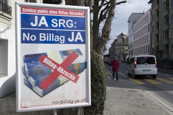 Ein Plakat vom ueberparteilichen Kommitee &amp;quot;No Billag JA&amp;quot;, am Dienstag, 20 Februar 2018, in Bern. (KEYSTONE/Anthony Anex)